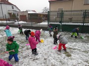 Hrajeme si se sněhem a pomáháme